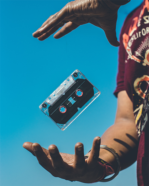 chiếc băng cassette lơ lửng giữa đôi bàn tay của một người đàn ông